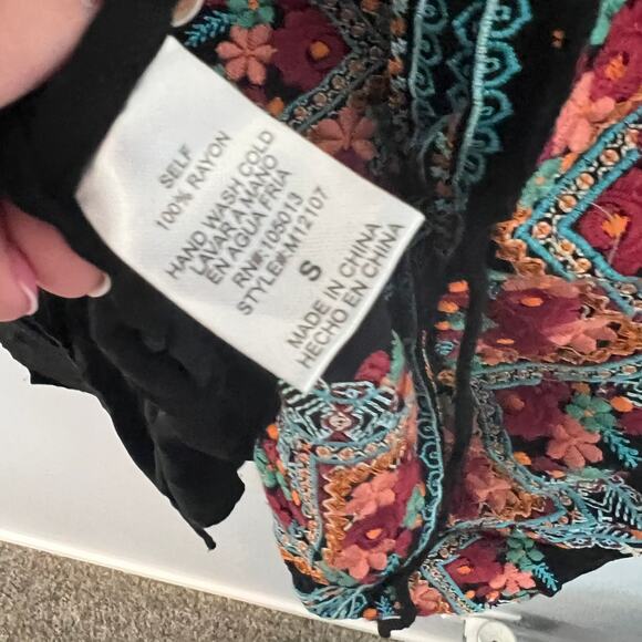 Andree by Unit Faux Poncho Top w/ Embroidered Neckline Women's Size Small - Picture 7 of 8